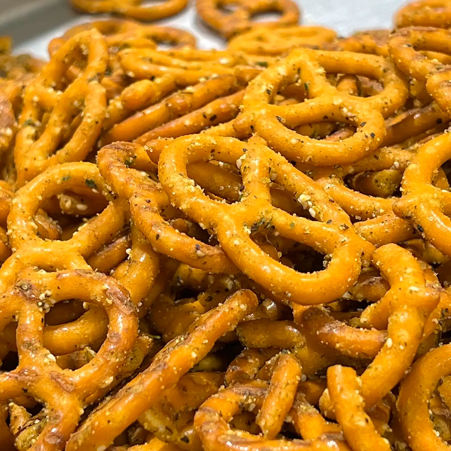 1/2 LB CONTAINER LEMON PEPPER WORCESTERSHIRE PRETZELS